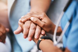 doctora atendiendo a una paciente que ha viajado a australia