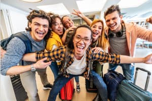 amigos empiezan aventura en australia tras recuperar equipaje