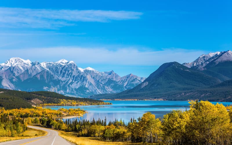 Abraham lake dentro de las montañas rocosas canadienses 