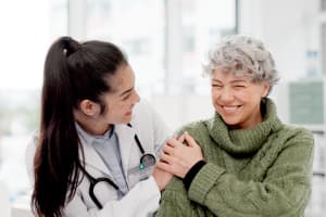 doctora atendiendo a una paciente que ha viajado a Canadá