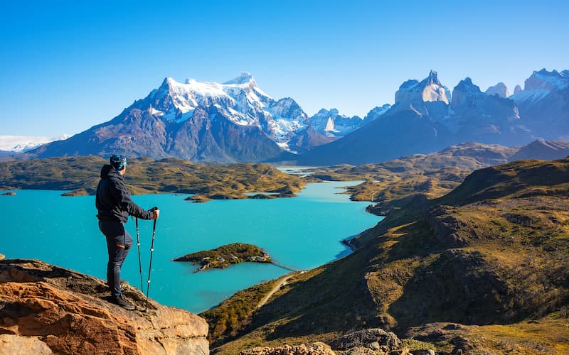  turista en un mirador de la patagonia, chile