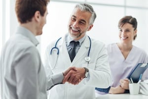 doctor atendiendo a un viajero en chile