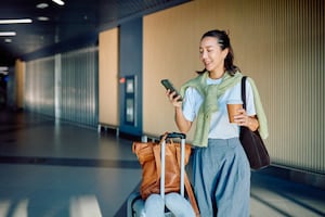  turista en el aeropuerto de chile tras recuperar equipaje