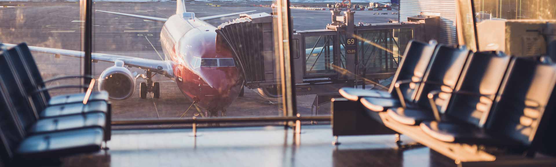 Avión aparcado en el aeropuerto