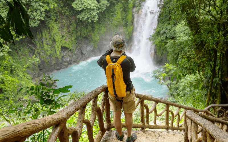 turista disfrutando de la naturaleza de Costa Rica