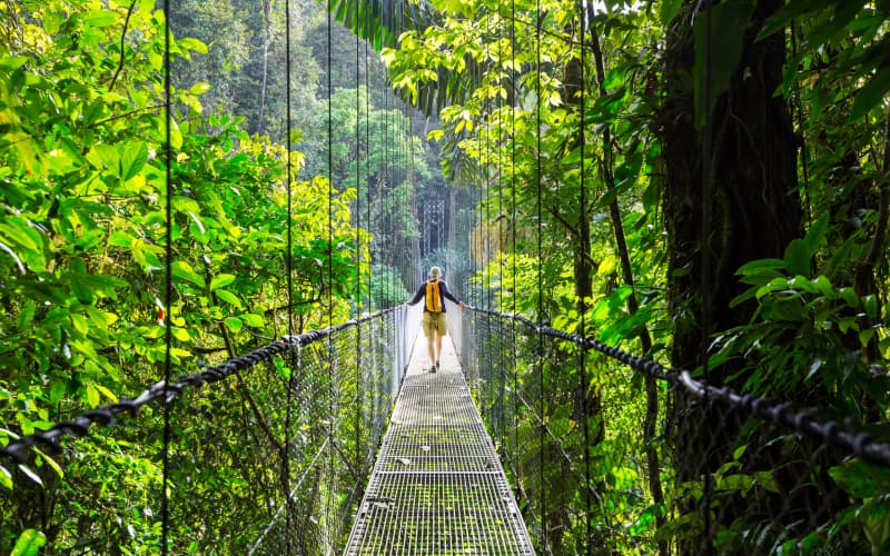 viajero en Costa Rica con cobertura médica de viaje