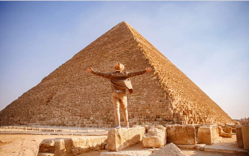 viajero visitando las pirámides de Egipto