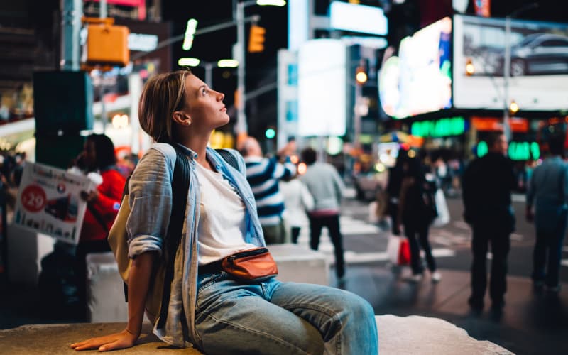 turista descansando en times square de ny en estados unidos