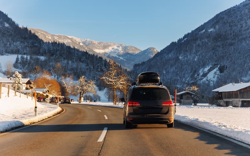 coche recorriendo paisaje nevado francés