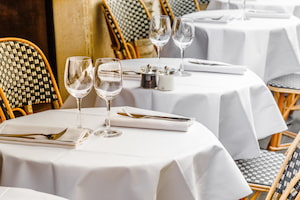 mesas de un restaurante francés