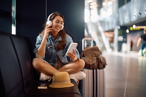  turista en el aeropuerto de francia tras recuperar su equipaje
