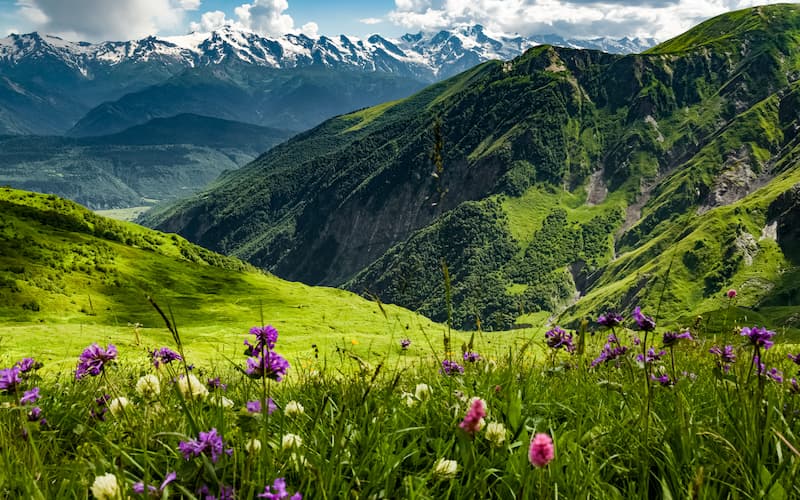 paisaje montañoso en el caucaso, georgia