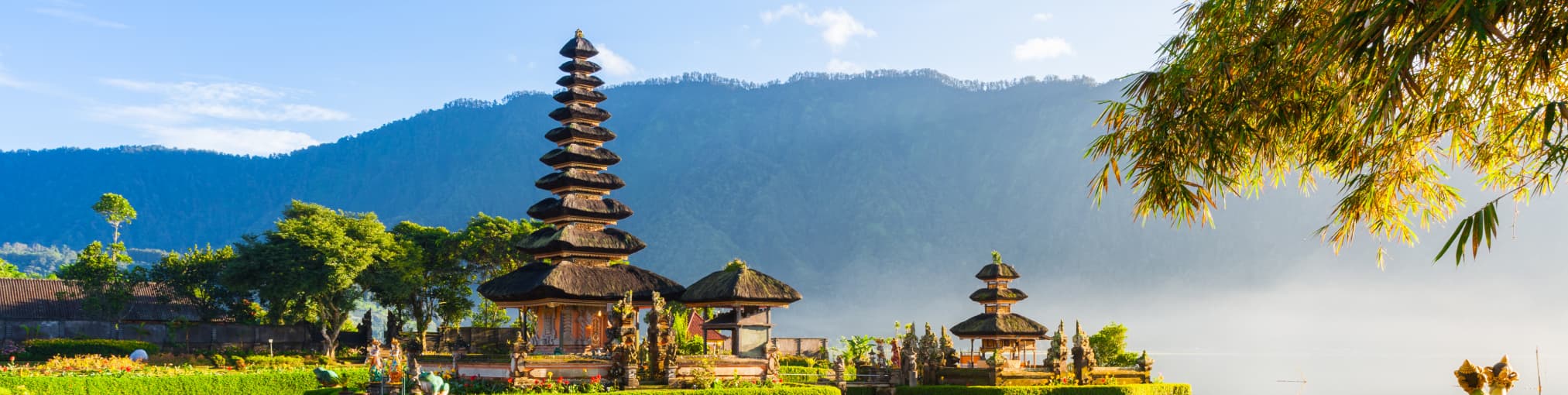 templo en el lago bedugul en bali