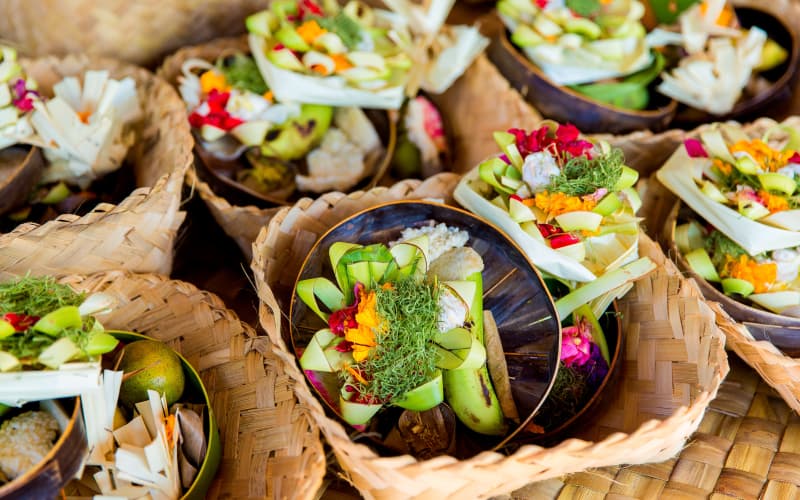 ensalada de frutas en hoja de banana de bali