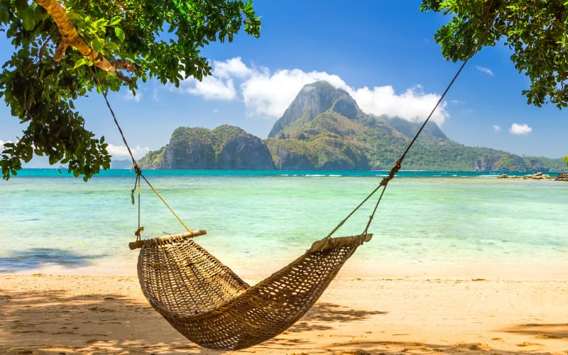 hamaca frente a una playa de bali