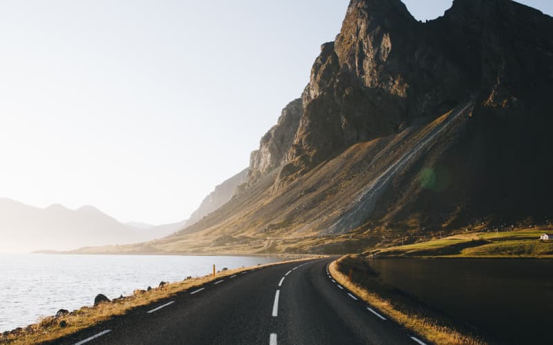 carretera vacía junto a la costa en Islandia