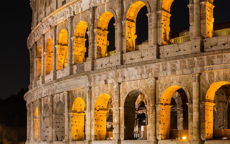 coliseo de roma de noche
