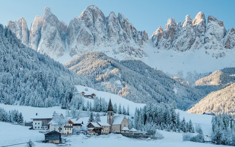 pequeño pueblo italiano en los dolomitas