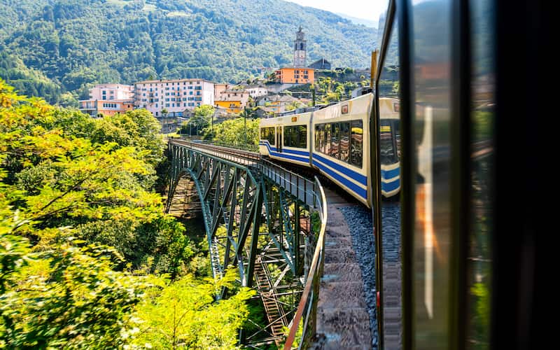 tren en el puente hacia domodossola en italia