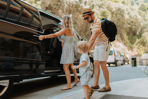 familia de viaje en italia con su equipaje