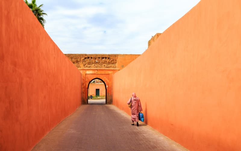 mujer musulmana caminando por una de las calles de marrakech