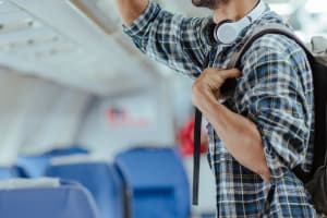 turista buscando su equipaje en el avión hacia marrakech