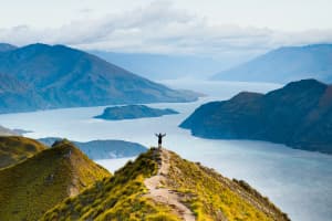 viajera en roys peak en nueva zelanda con cobertura médica de viaje