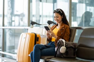 : turista con su equipaje de camino a nueva zelanda con seguro de viaje