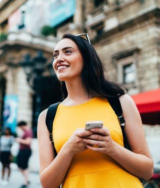 una chica jóven de vacaciones