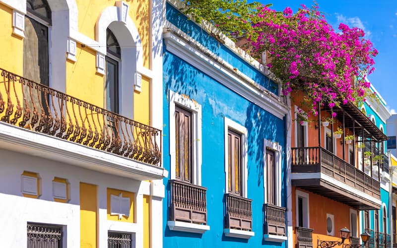 casas de colores con arquitectura colonial de puerto rico