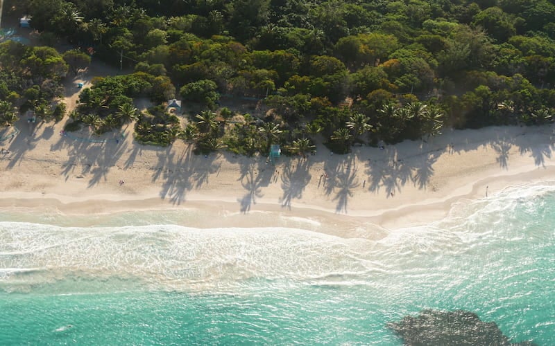 vista aérea de una playa de puerto rico
