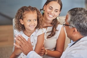 doctor atendiendo a una niña acompañada de su madre durante su viaje a puerto rico 