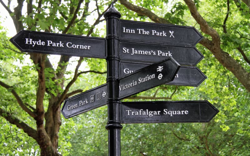 señales a distintos puntos turísticos de interés en londres