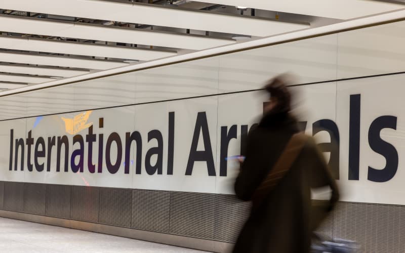 turista en el aeropuerto de londres tras pasar el control de aduanas 