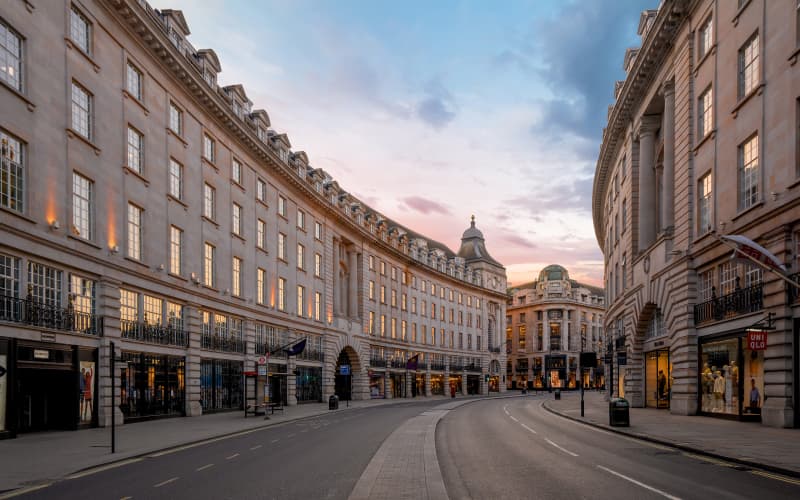 calle de londres con circulación del trafico por la izquierda
