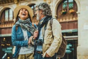 pareja con cobertura médica disfrutando de un paseo turístico por londres