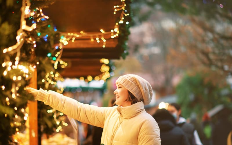 turista comprando en un mercado navideño al aire libre en suiza
