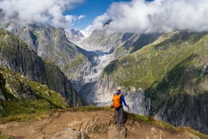 turista en haciendo senderismo en suiza