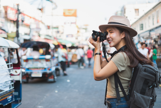 chica jjóven en viaje de estudios
