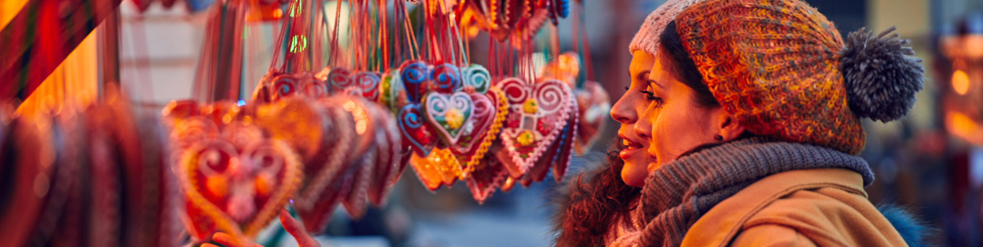 dos mujeres en un mercado navideño