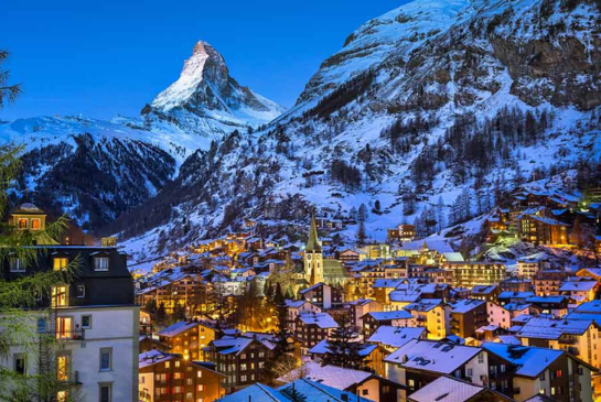 vistas a un pueblo de montaña